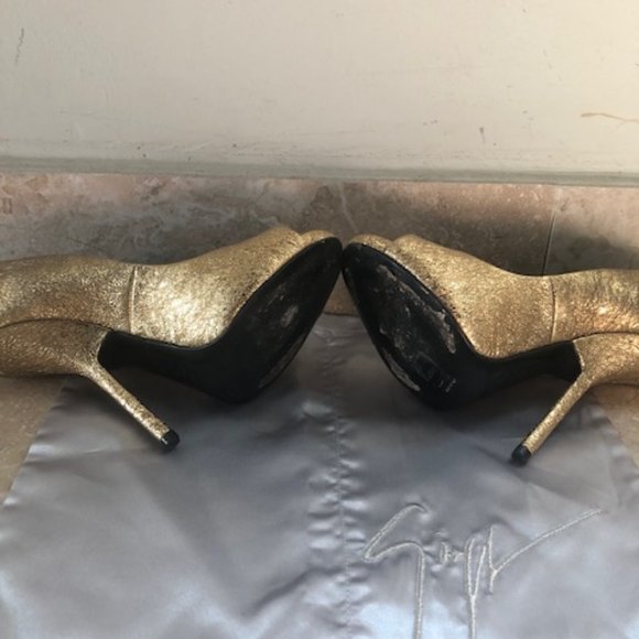 Giuseppe Zanotti Gold Peep-Toe Pump - Picture 4 of 6